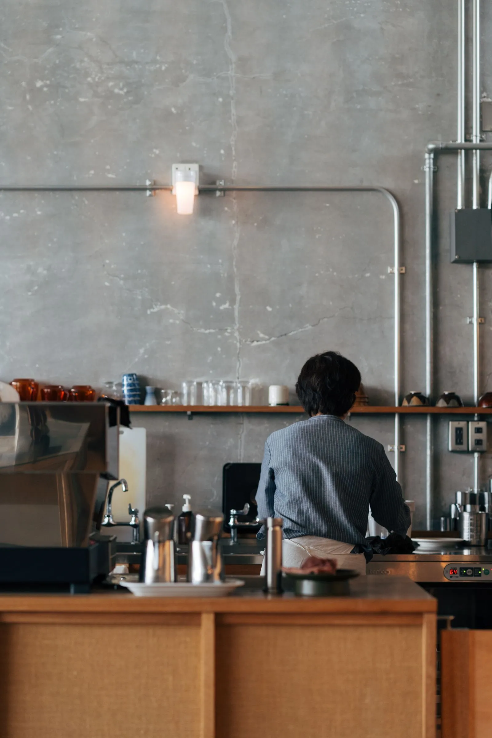 Barista przy pracy w kawiarni