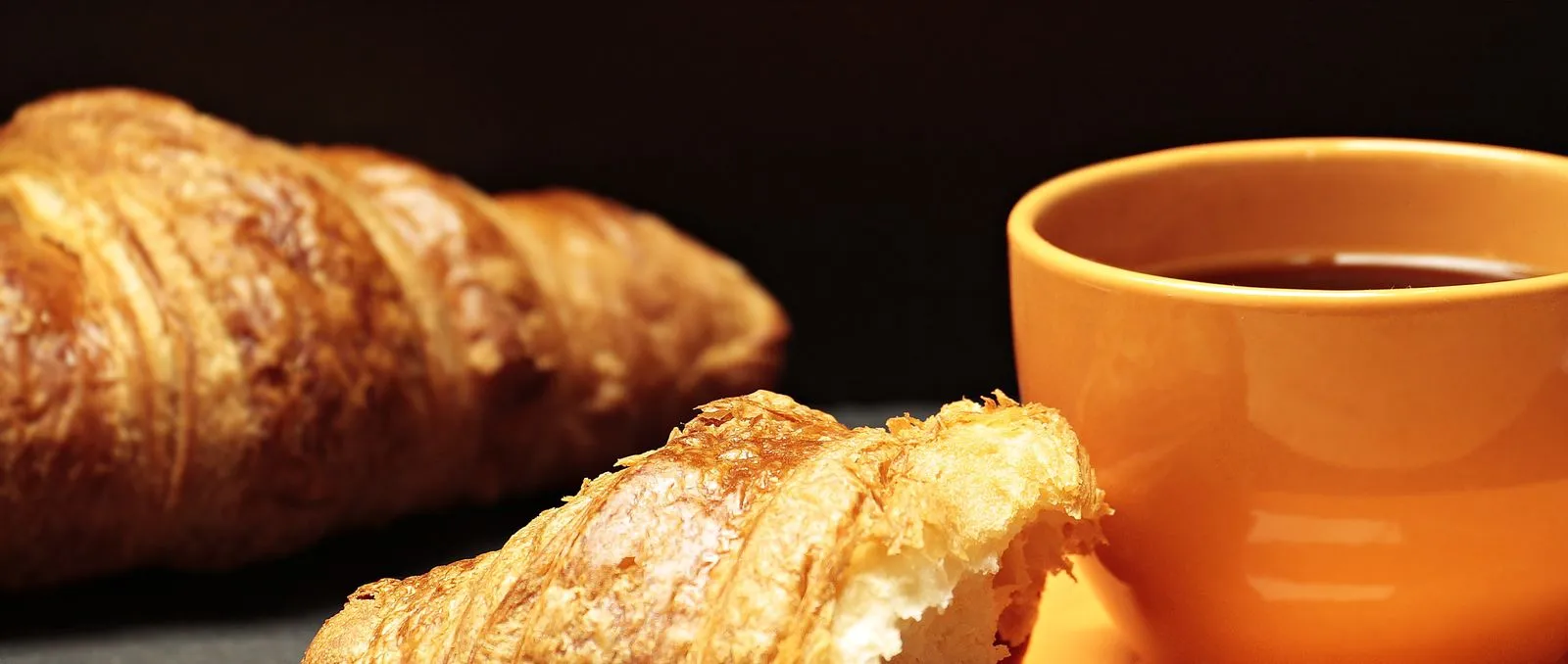 Croissant i kawa na stole